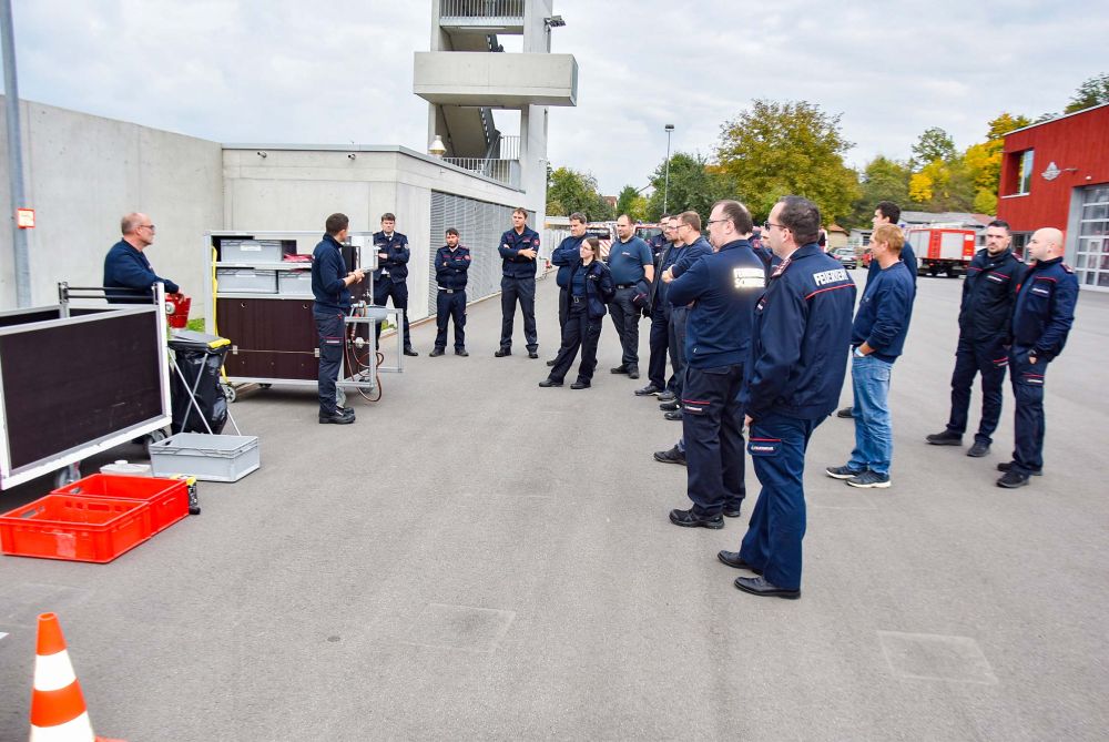 Gruppe bei Erklärung