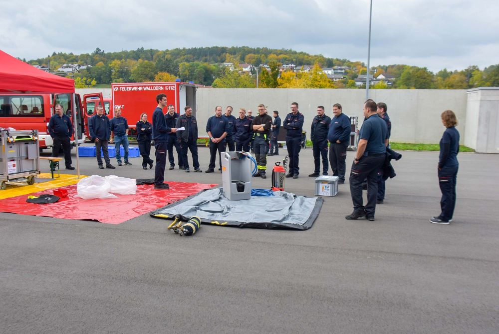 Gruppe auf dem Übungsplatz