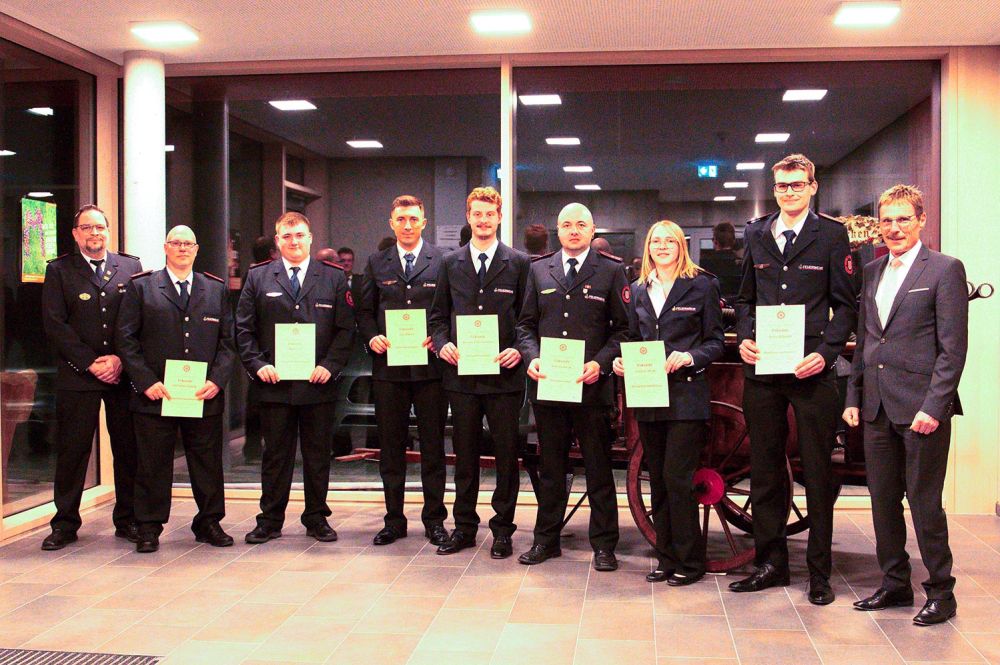 Die Neuaufgenommenen, Beförderten und Geehrten gemeinsam mit Kommandant und Bürgermeister