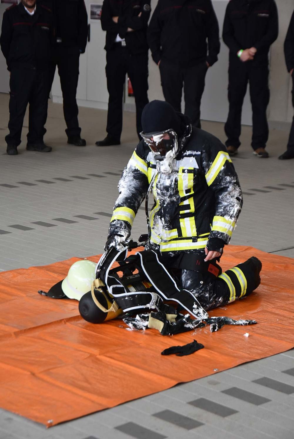 Kontaminierte person legt Pressluftatmer ab