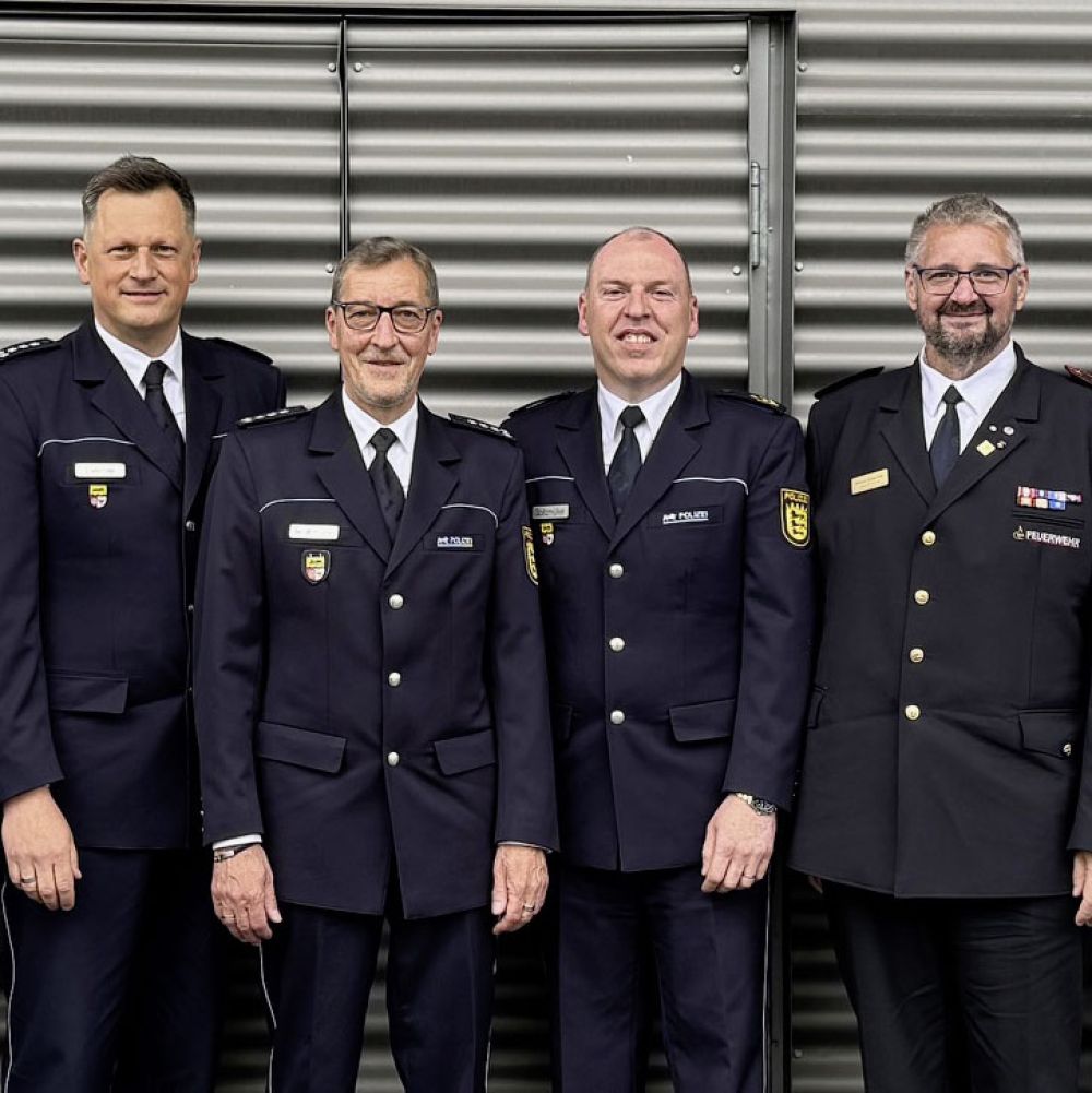 Der Vorsitzende des Kreisfeuerwehrverbandes, Michael Genzwürker, der Ehrenvorsitzende Andreas Hollerbach und weitere Gäste gratulierten und wünschen den Neu-Pensionär alles Gute im Unruhestand.