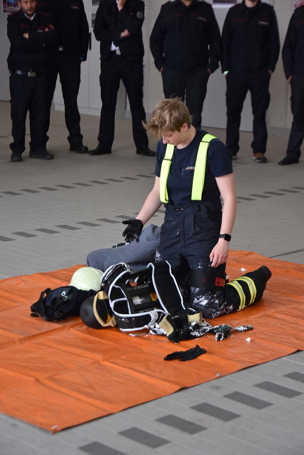 Kontaminierte Person legt Schutzkleidung ab