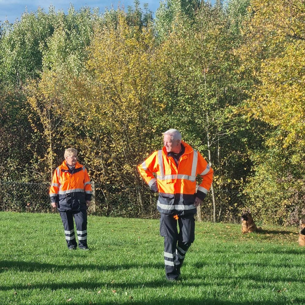 Hundeführer auf dem Übungsplatz