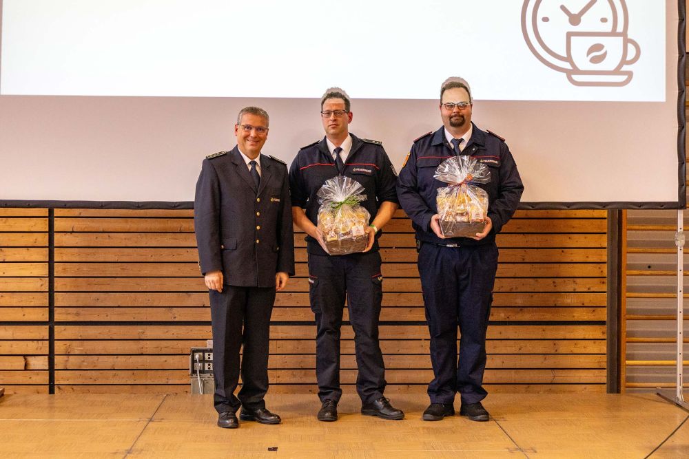 Präsentübergabe an Sprecher