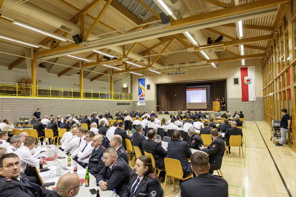 Blick in die vollbesetzte Sport- und Festhalle Aglasterhausen