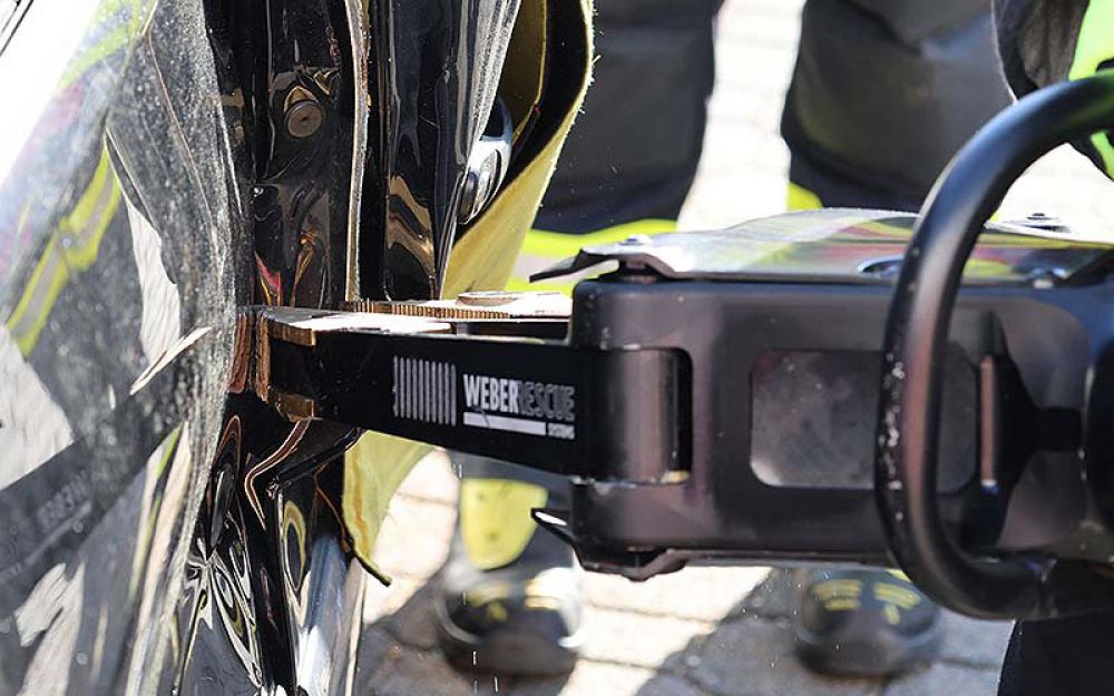 Ein Rettungsspreizer, der eine PKW-Tür öffnet. 