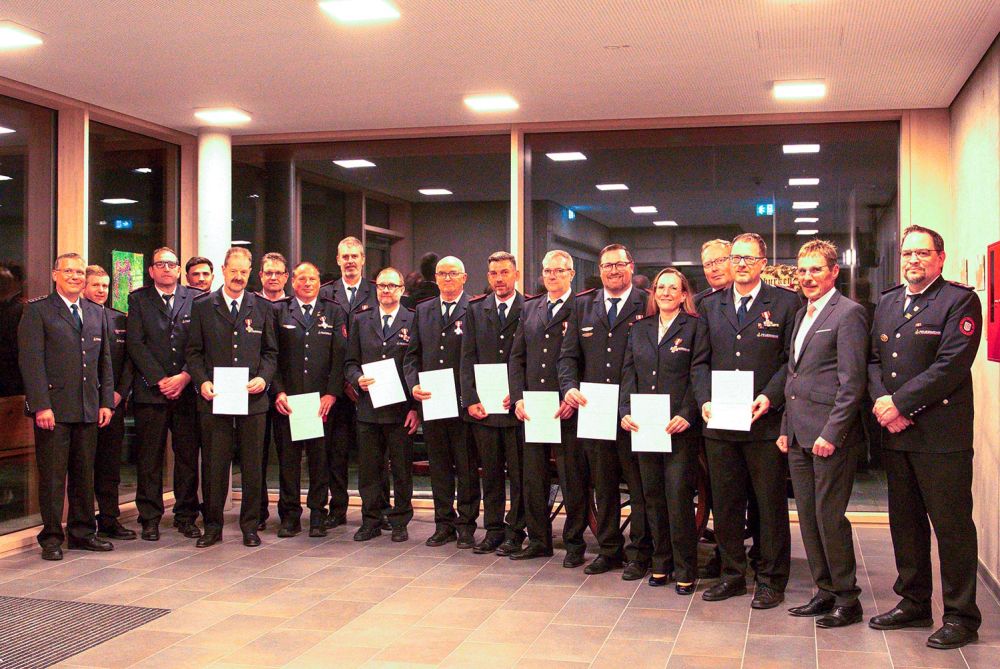 Die Geehrten in Osterburken mit Kommandant, Kreisbrandmeister und Bürgermeister